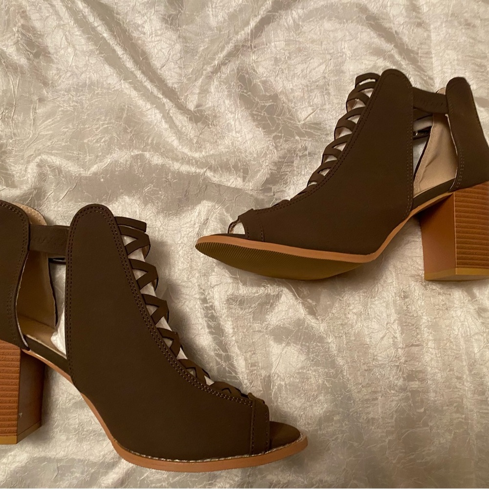 Size 8.5/39 heeled shoe